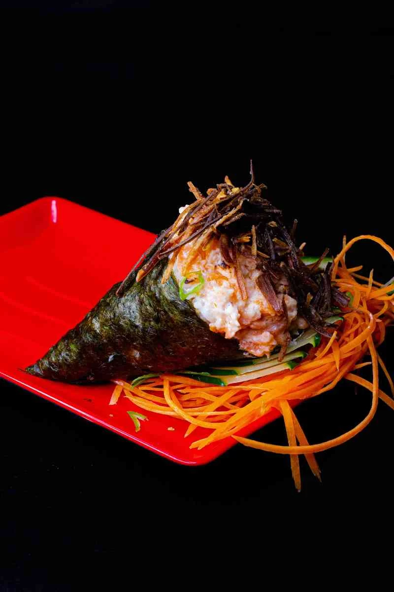 Temaki Salmão Com Crispy De Alho Poró